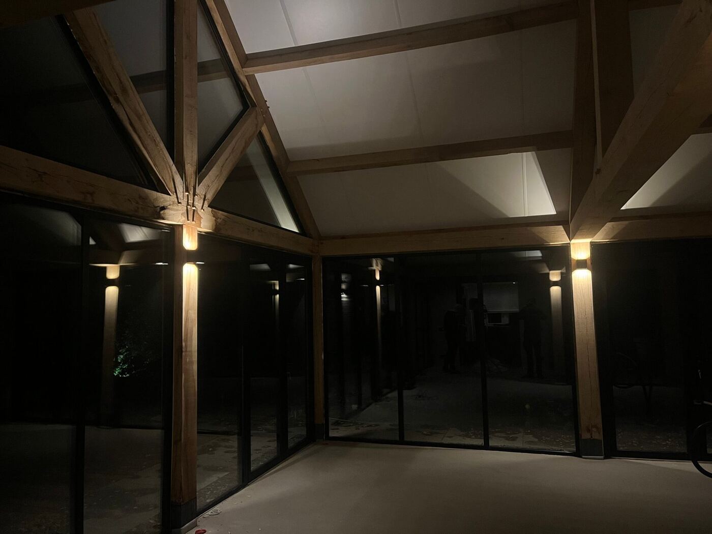 Sfeervolle verlichting onder een houten overkapping, uit de fotomap van JTE