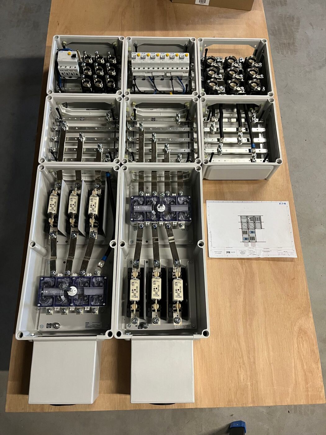 Nieuw gebouwde verdeler met automaten, klaar voor plaatsing