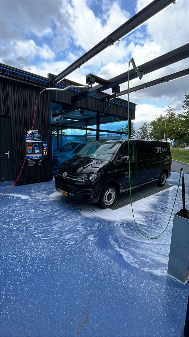 Bestelbus in een wasbox van Qcarwash
