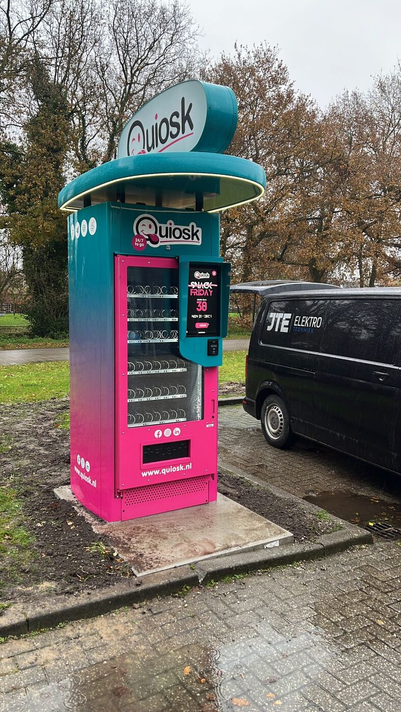 Quiosk-automaat buiten op een parkeerplaats